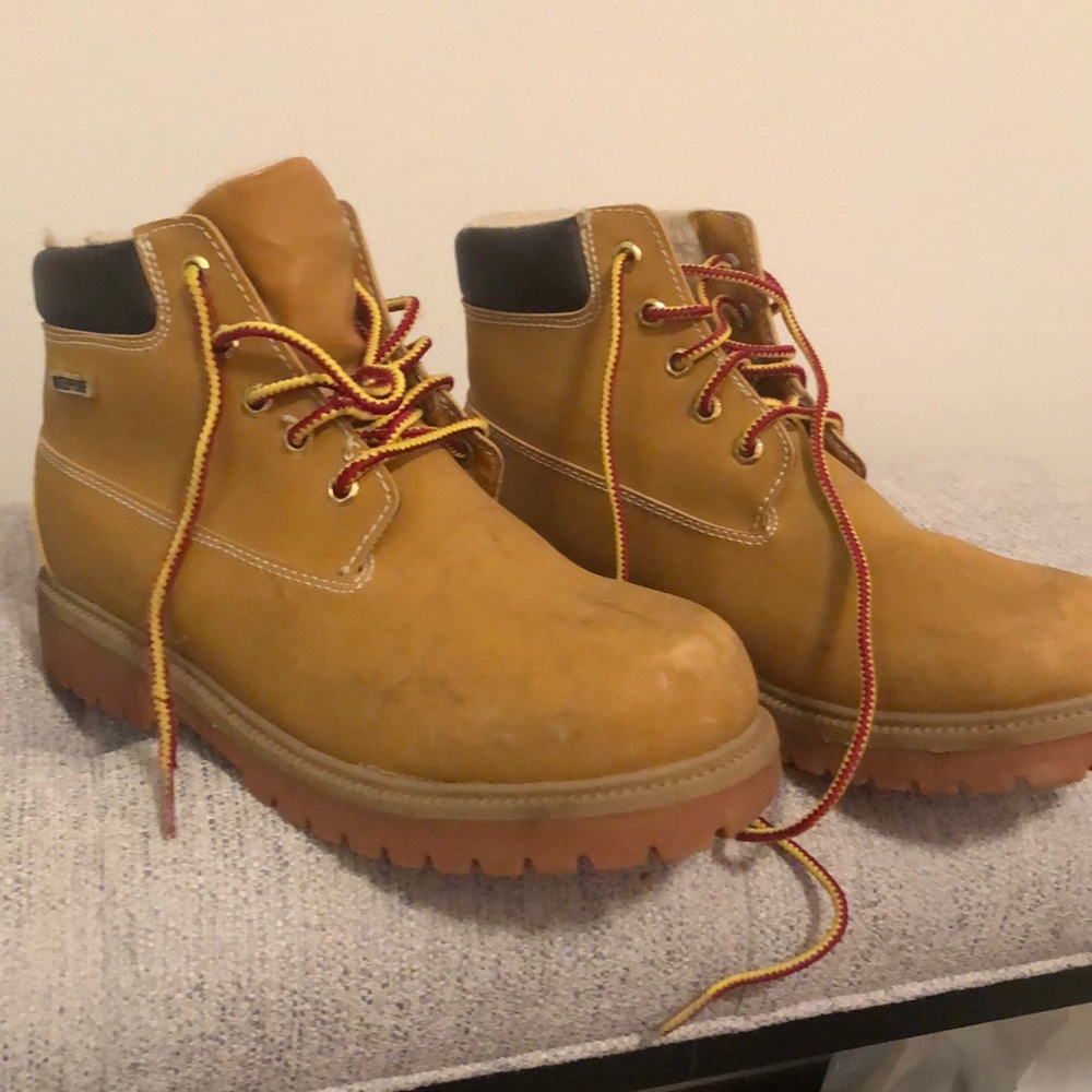 Water proof brown kids snow or mud boots.